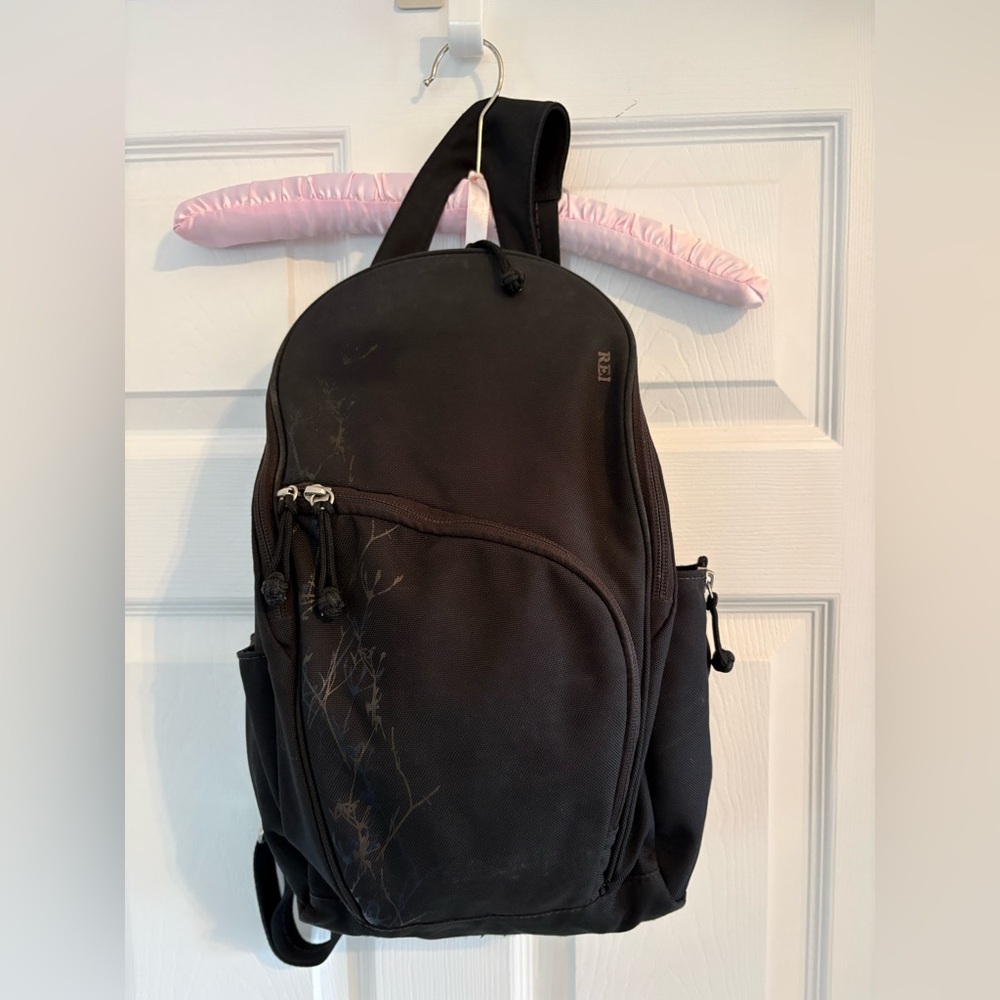 REI CO-OP SMALL BACK PACK WITH POCKETS &
SLOTS INSIDE & OUT, CARDS PENS KEYS